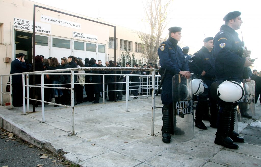 Σκληρές ποινές στη δίκη των Πυρήνων της Φωτιάς – Ένταση από τους συγγενείς