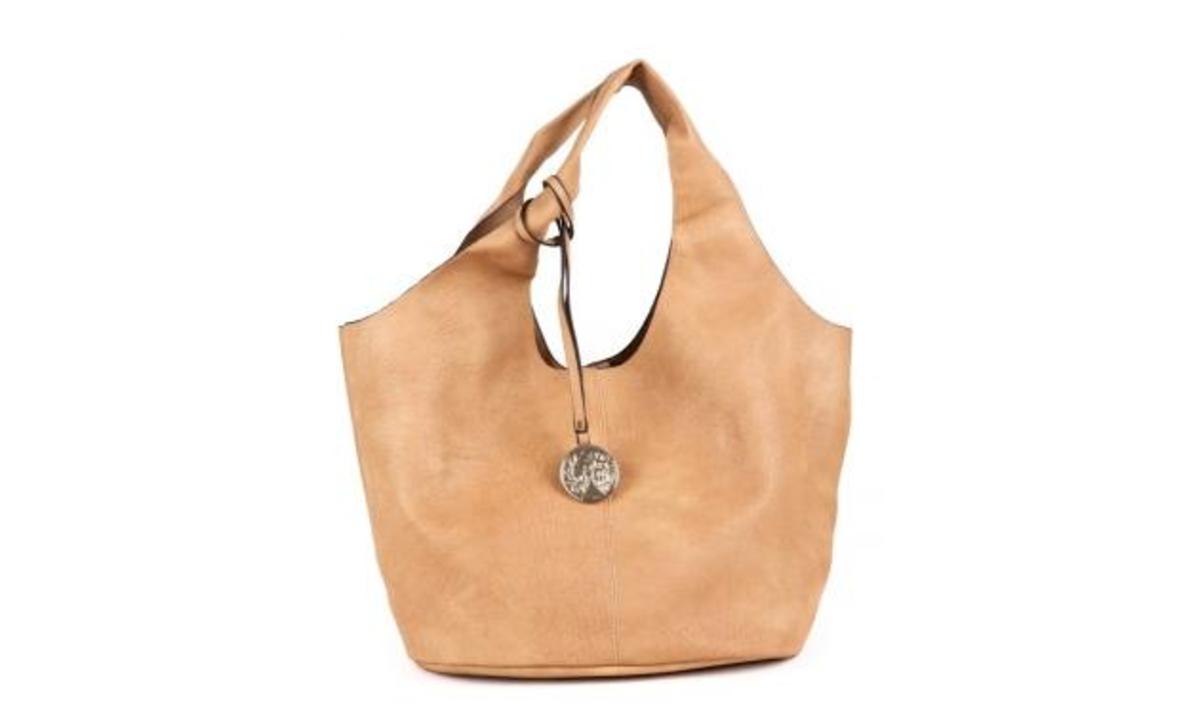 Μπεζ shoulder bag: Δική σου με ένα “κλικ”
