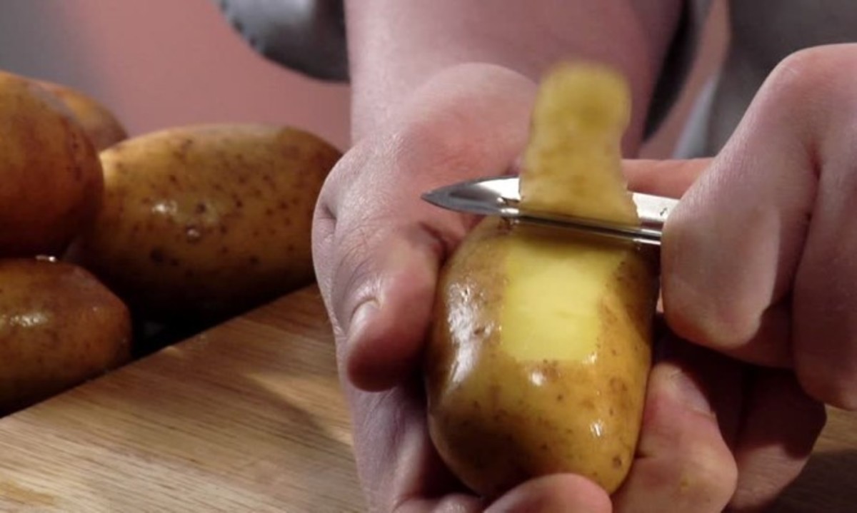 Μην πετάτε τις φλούδες από τις πατάτες που καθαρίζετε – Δείτε γιατί!