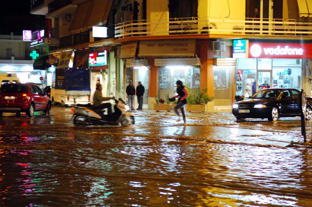 Μέσα σε λίγα λεπτά οι δρόμοι μετατράπηκαν σε ποτάμια - ΦΩΤΟ EUROKINISSI