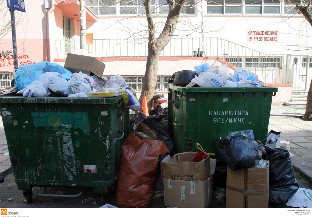 Θεσσαλονίκη: Εικόνες ντροπής στους δρόμους της πόλης – Στα πεζοδρόμια 400 τόνοι σκουπιδιών!