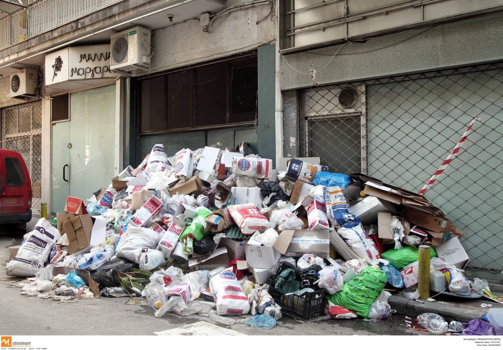 Θεσσαλονίκη: Κινδυνεύει η υγεία τους από τους τόνους σκουπιδιών