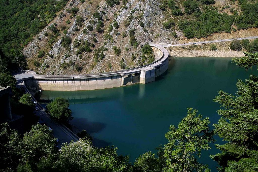 Έπεσε η στάθμη του νερού στη λίμνη Πλαστήρα