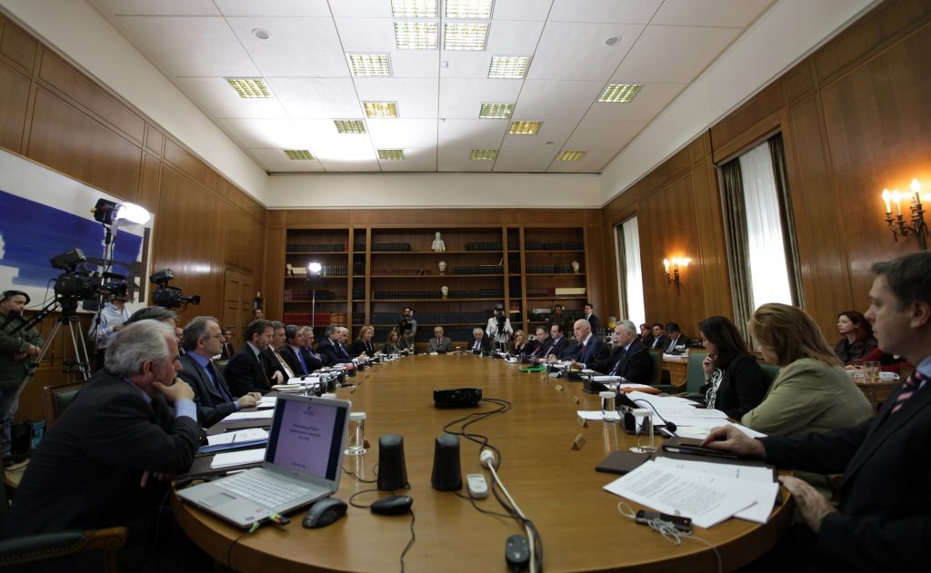 Η κυβέρνηση εγκλωβίζεται επικίνδυνα στις εσωτερικές διαφωνίες και την αναβλητικότητα