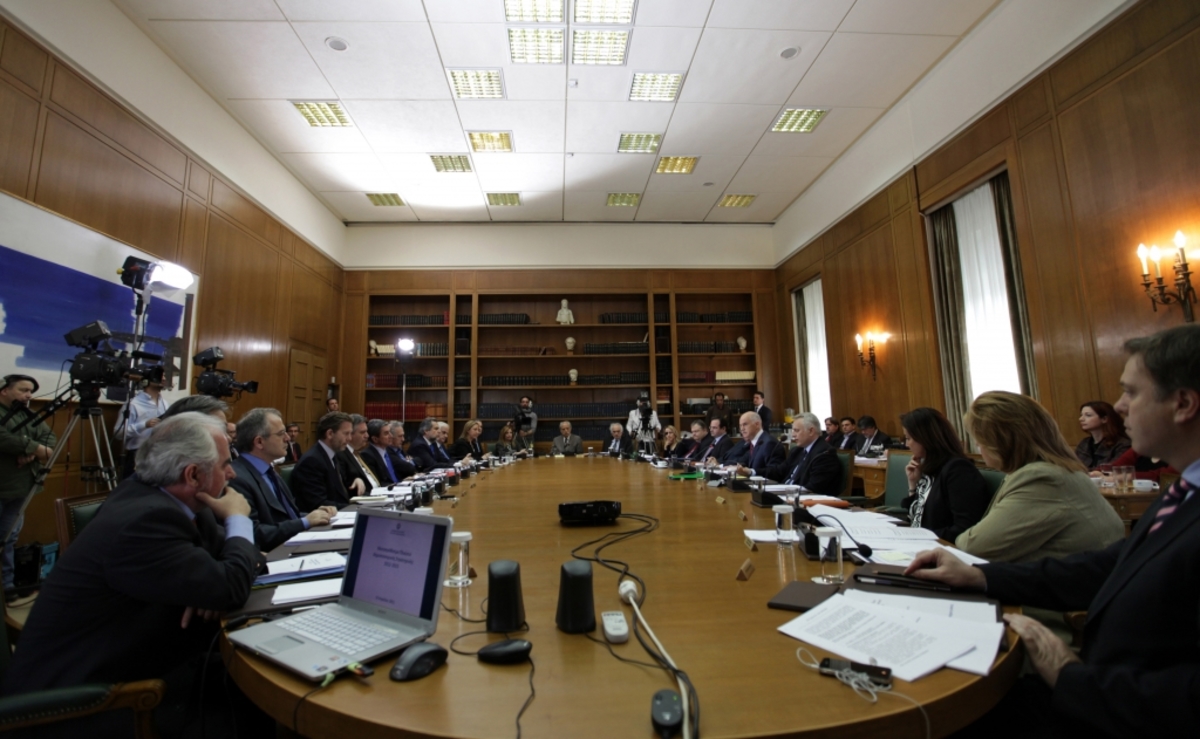 Η κυβέρνηση εγκλωβίζεται επικίνδυνα στις εσωτερικές διαφωνίες και την αναβλητικότητα