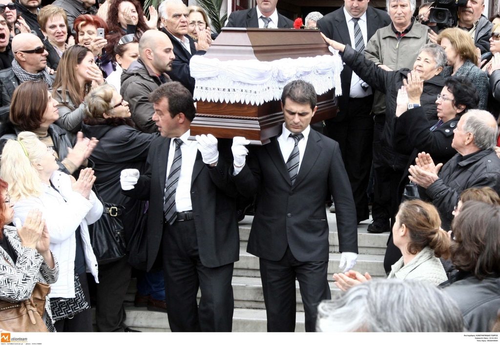 Με ένα κόκκινο φουλάρι η Ελλάδα είπε αντίο στο Ν.Παπάζογλου