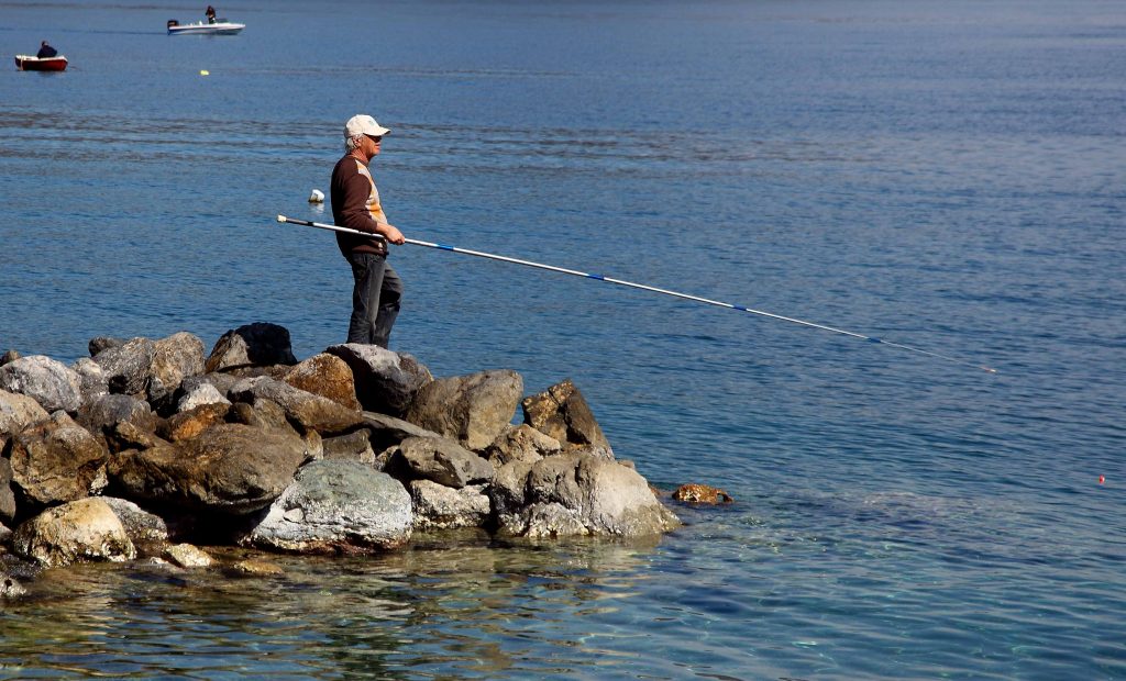 Κρήτη: Για να κρατήσει το καλάμι έπεσε στο κενό από τα 10 μέτρα!