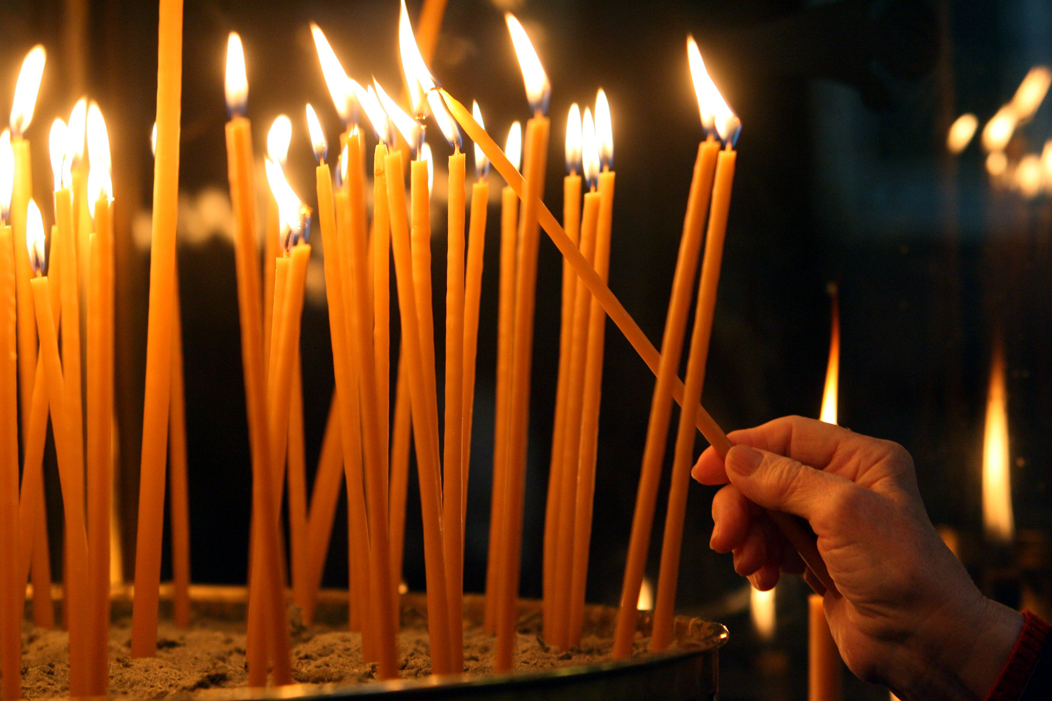 Ставить свечку в храме. Церковные свечи. Свечи в храме. Церковные свечи в храме. Горящие свечи в храме.