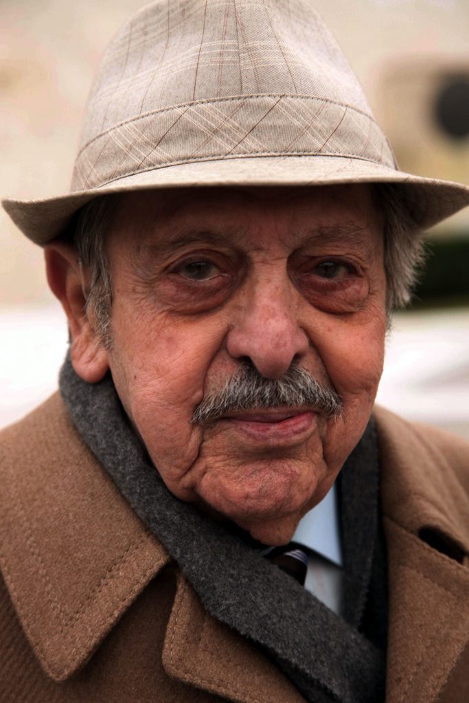 Σε λαϊκό προσκήνυμα η σορός του Λάκη Σάντα