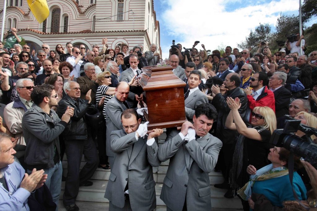 Χιλιάδες είπαν το τελευταίο αντίο στον “καλό μας άνθρωπο” Θ.Βέγγο