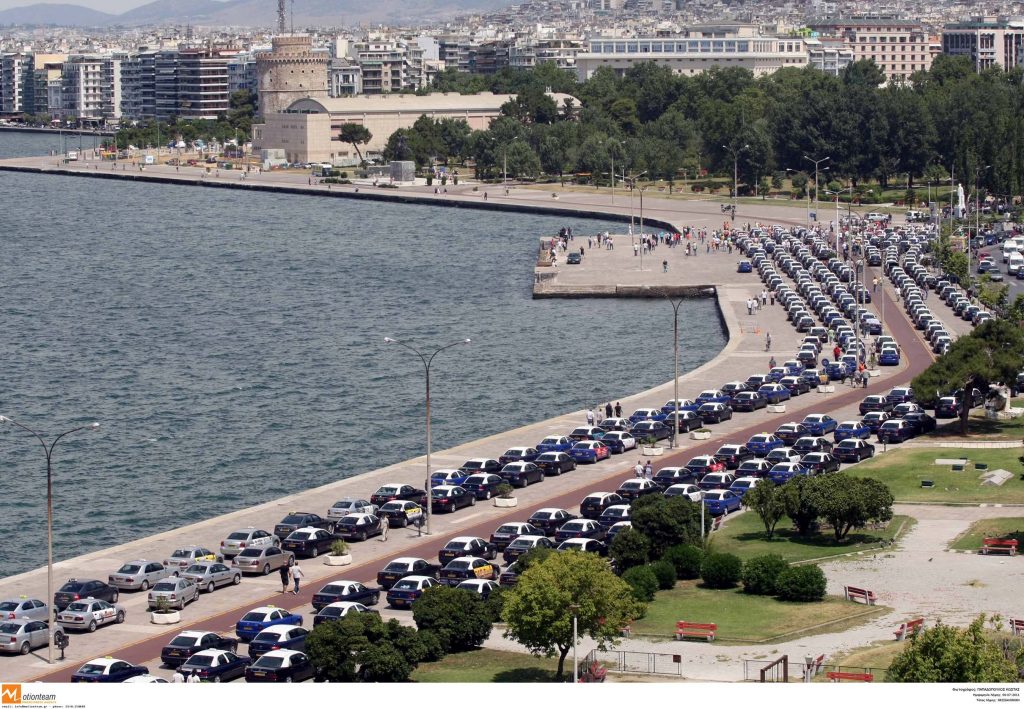 Θεσσαλονίκη: ”Ακόμα δεν είδατε τίποτα” λένε οι ταξιτζήδες που κατέλαβαν τα διόδια!