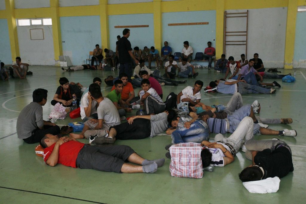 Σε περίπου ένα μήνα το πρώτο κέντρο κράτησης παράνομων μεταναστών στην Αττική – Ποιές περιοχές ακούγονται