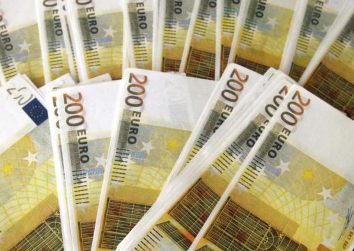 Άρπαξε 5.000 ευρώ από γριούλα