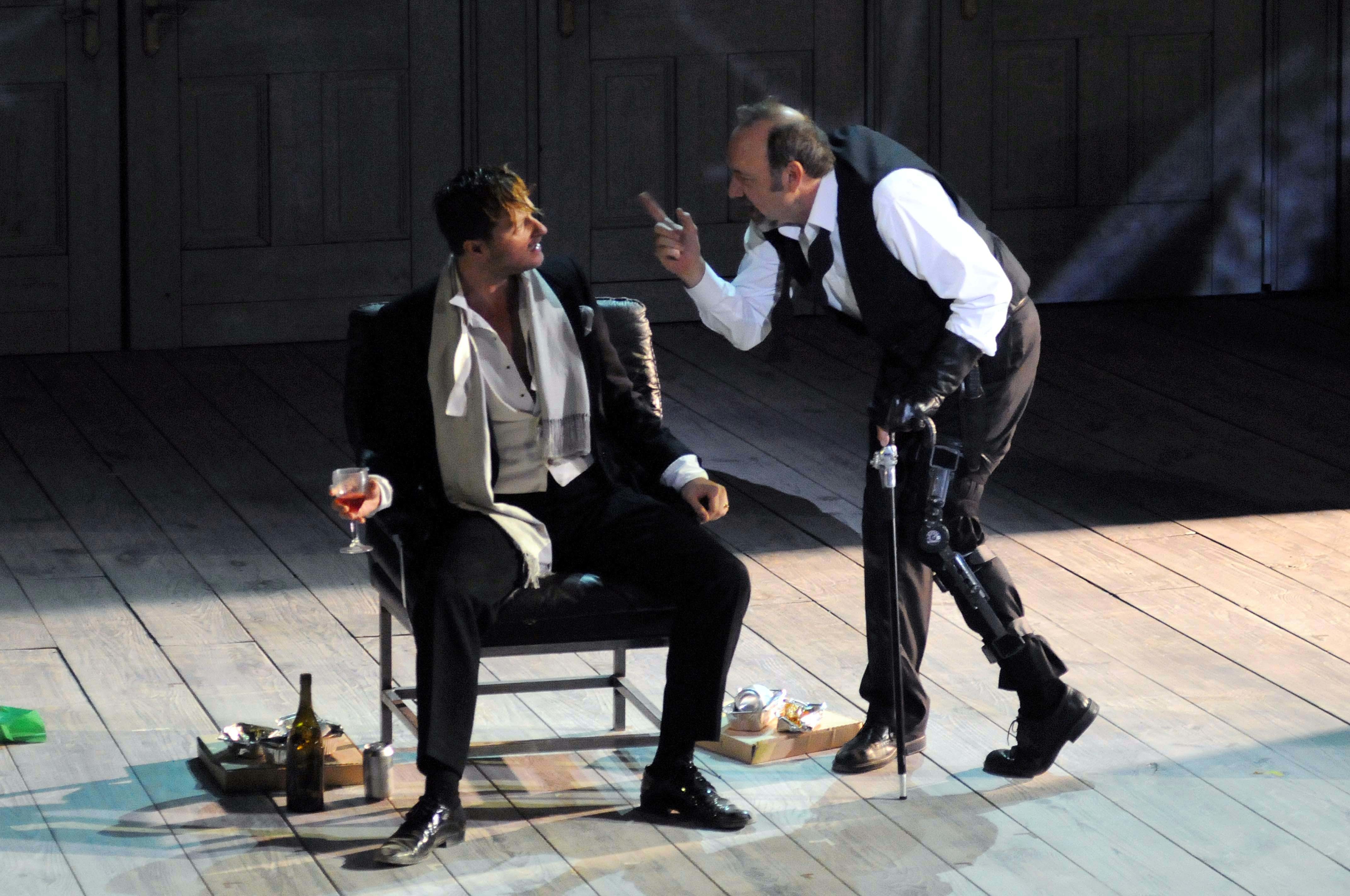 Τον δάγκωσε φίδι στην παράσταση του Κέβιν Σπέισι στην Επίδαυρο!