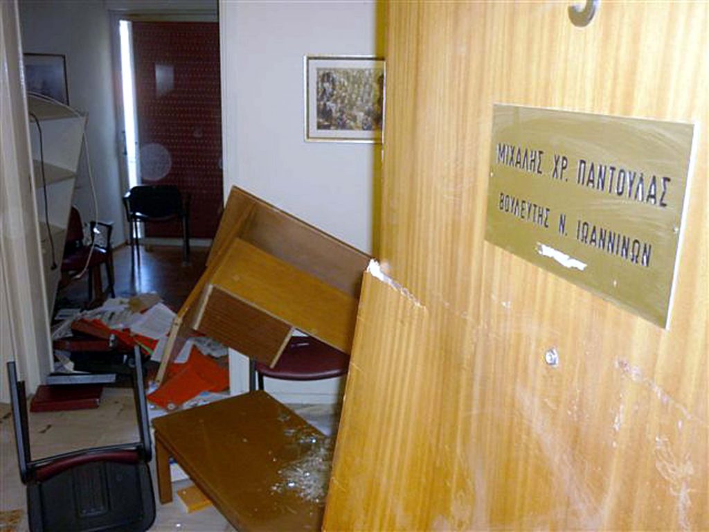 Γιάννενα: 10 μήνες φυλακή για τον ταξιτζή που έσπασε γραφείο βουλευτή!