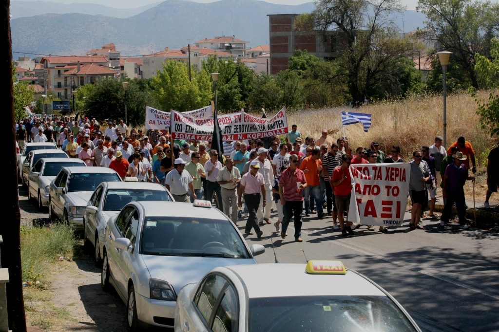 Λόγω ζέστης το… διέλυσαν – Λήξη κινητοποιήσεων για σήμερα στην Αθήνα – Επίδειξη δύναμης στις εθνικές οδούς