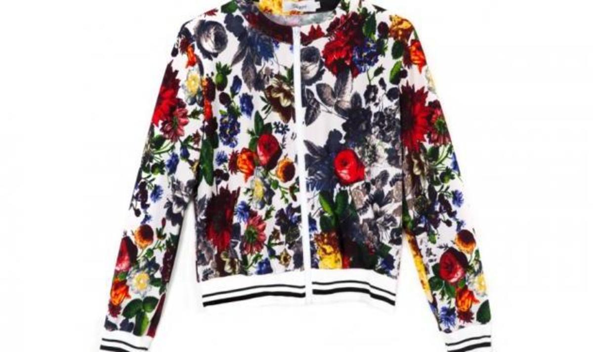 Αυτό το εμπριμέ bomber jacket δεν πρέπει να λείπει απο την ντουλάπα σου
