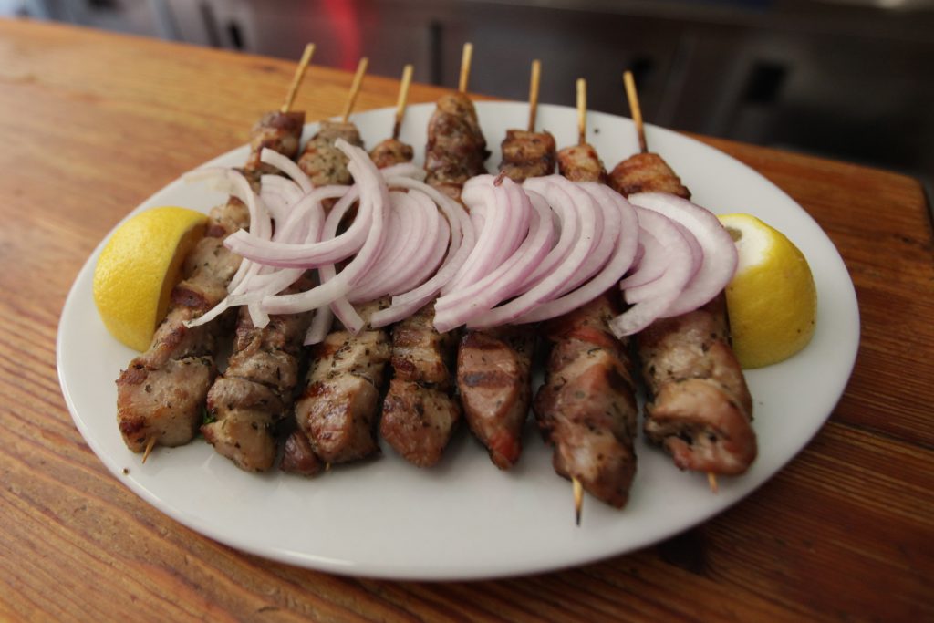 Με σουβλάκια αποχαιρέτησε τους τροικανούς ο Στουρνάρας