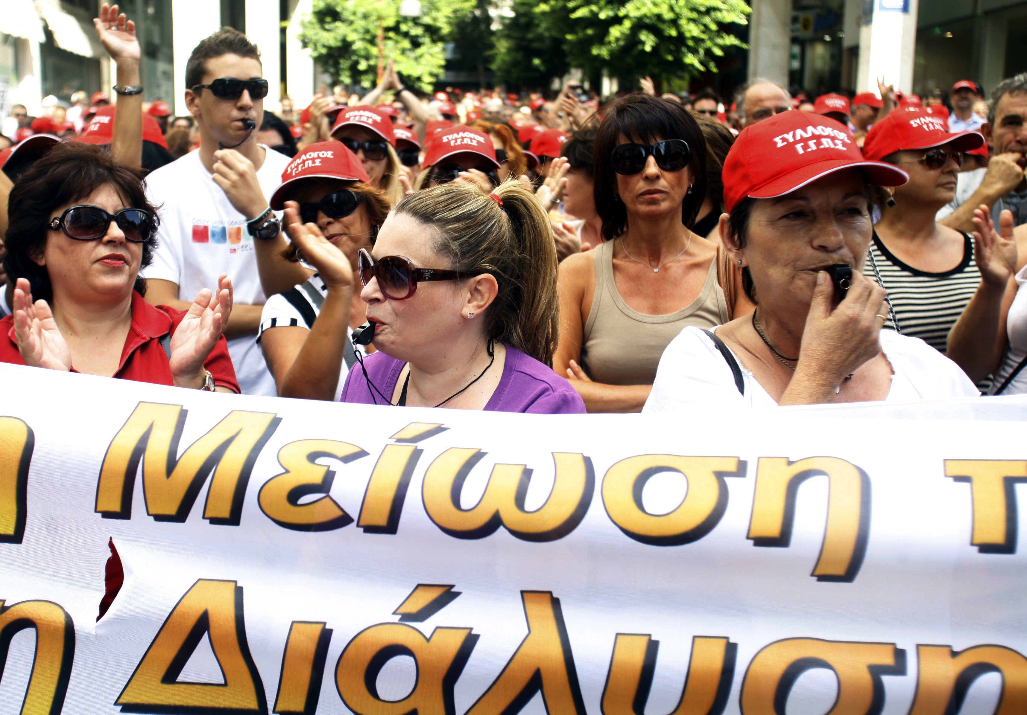 Συγκέντρωση φοροτεχνικών και εφοριακών στο Σύνταγμα κατά των τσουχτερών προστίμων