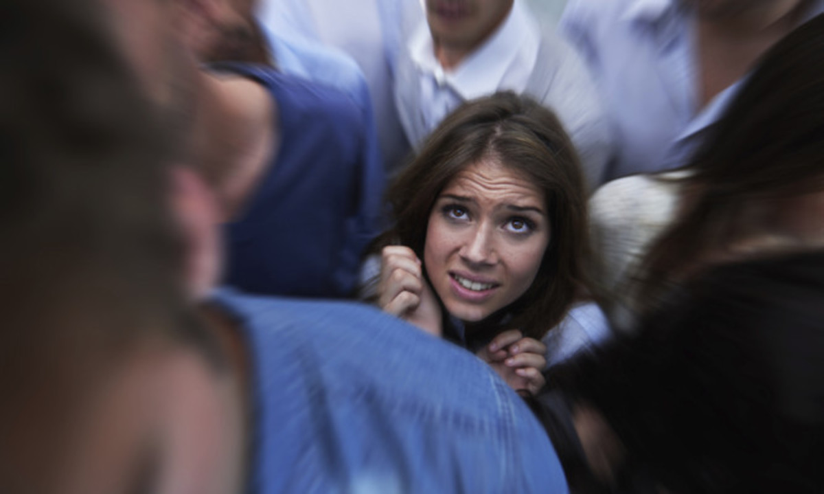 Κρίση πανικού: Συμπτώματα, διάρκεια και βήμα-βήμα τι να κάνετε αν σας συμβεί