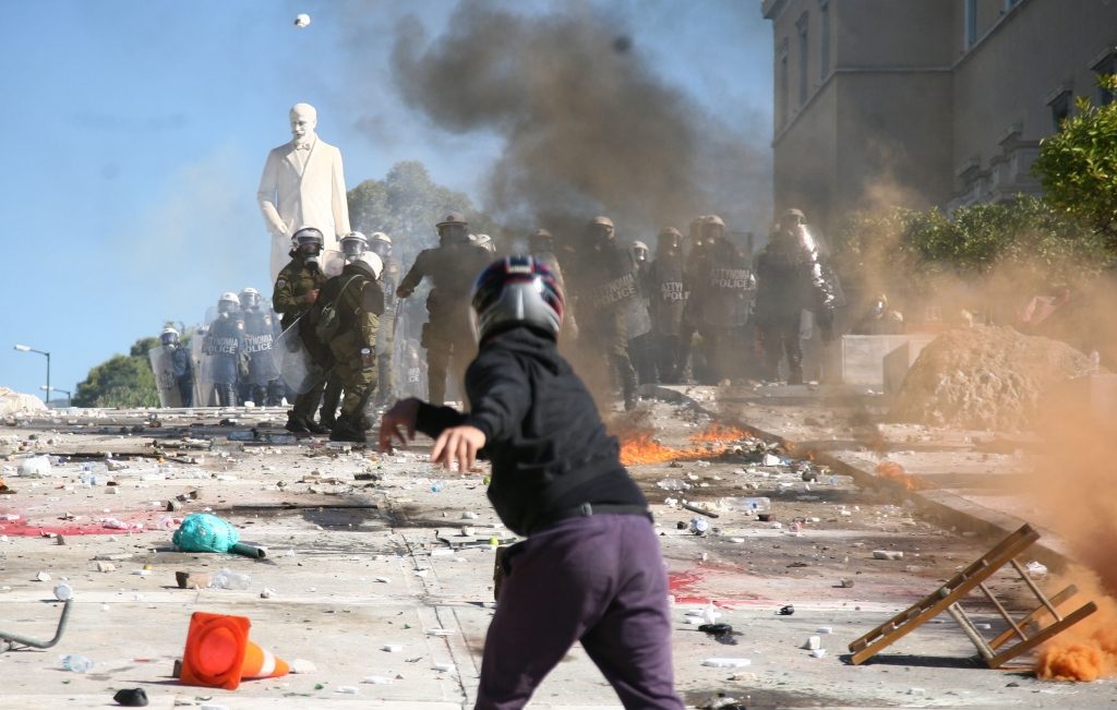 Πως ξεκίνησαν την καταστροφική τους δράση οι κουκουλοφόροι