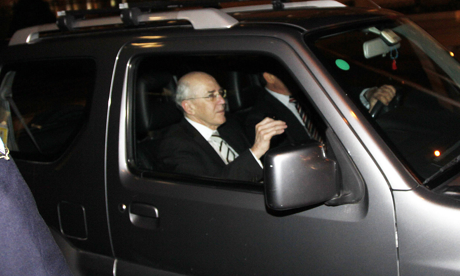 8 Νεομβρίου 2011: Ο κ.Ρουμελιώτης φθάνει στο γραφείο του τότε πρωθυπουργού Γ.Παπανδρέου που αναζητεί μεταβατικό πρωθυπουργό