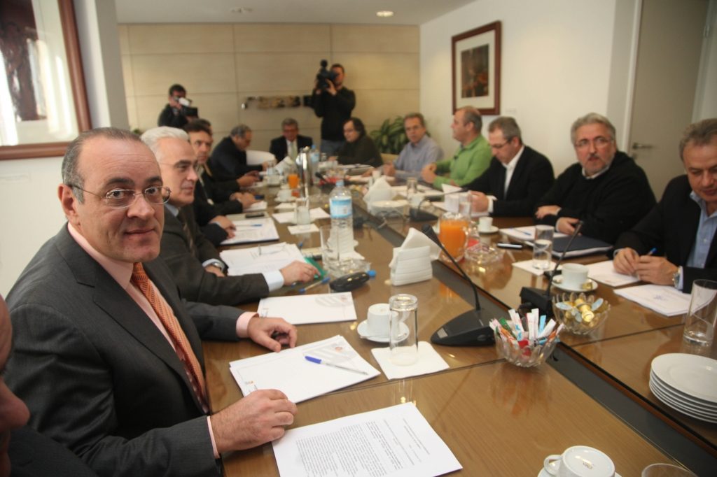 ΣΕΒ: Ζητεί κατάργηση τριετιών και αυτόματων αυξήσεων – Σε εξέλιξη η συνάντηση εργοδοτών – εργαζομένων