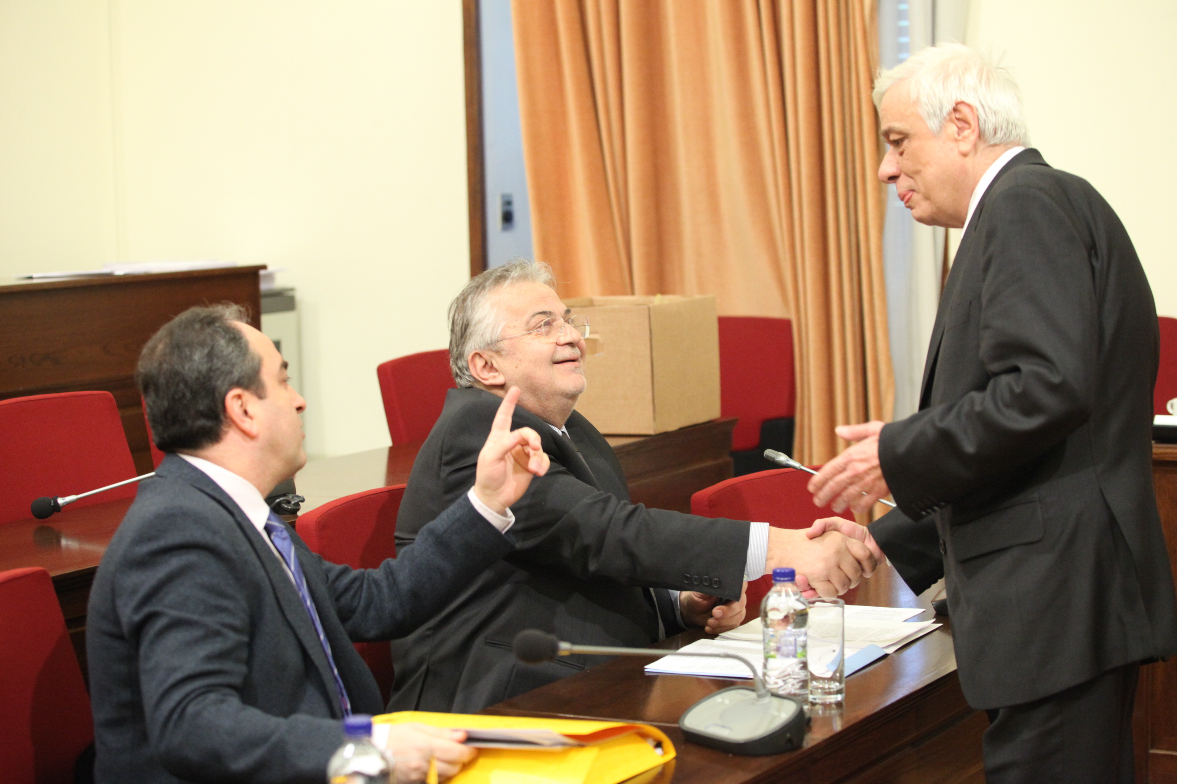 Κι όμως τα κόμματα συμφωνούν σε ένα πράγμα: Στην χρηματοδότησή τους!