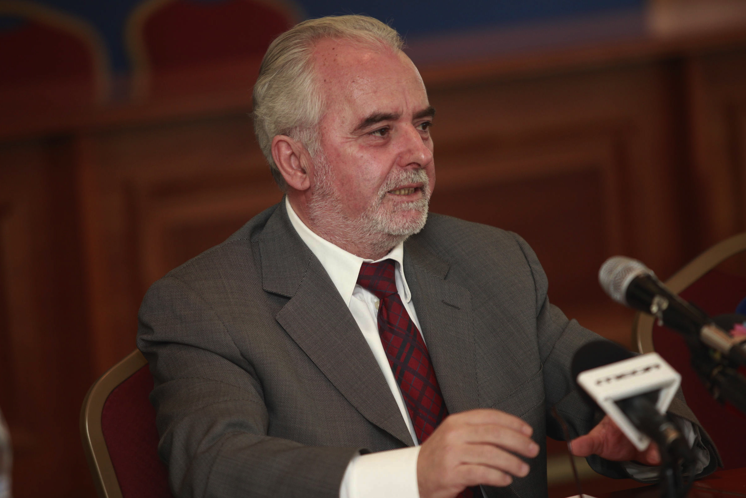 Υπουργός Εργασίας: “Καλύτερα μισός μισθός παρά καθόλου!”