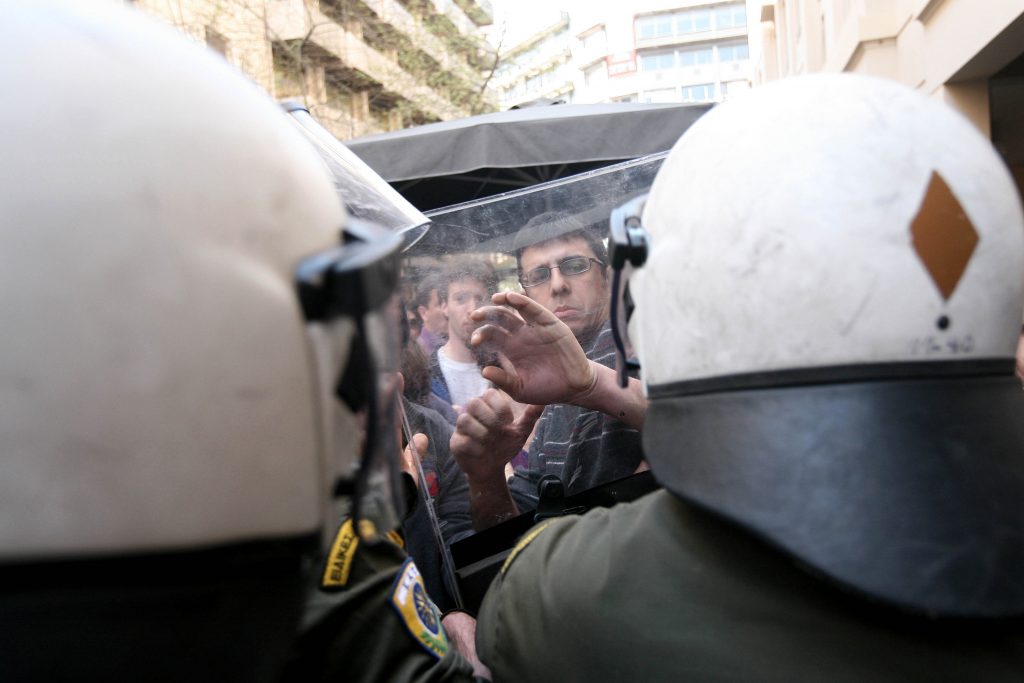 Βέροια: Πλησίασαν την εξέδρα και… προσήχθησαν!