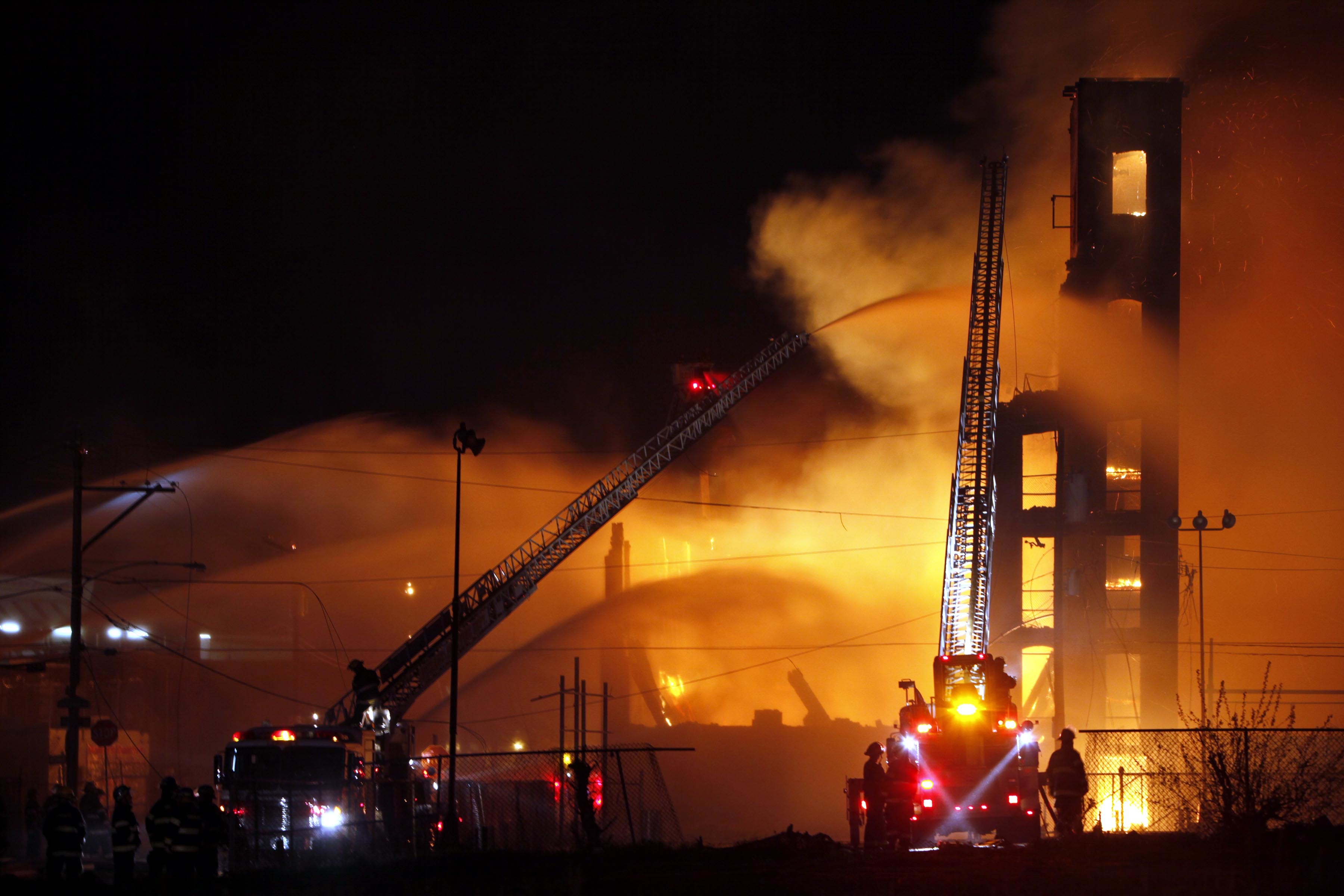 Ηράκλειο:Χάθηκαν οι κόποι μιας ζωής – Στις φλόγες εργοστάσιο ζαχαροπλαστικής