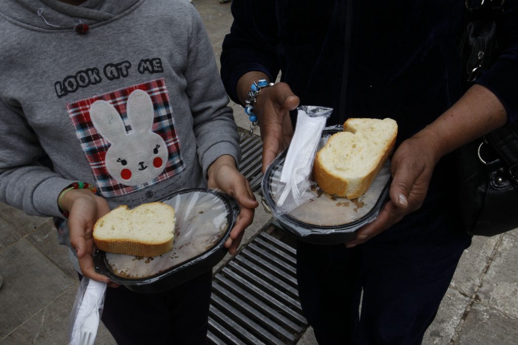 Τρεις υπάλληλοι του ΠΑΣΟΚ τρώνε στα συσσίτια του Δήμου Αθηναίων
