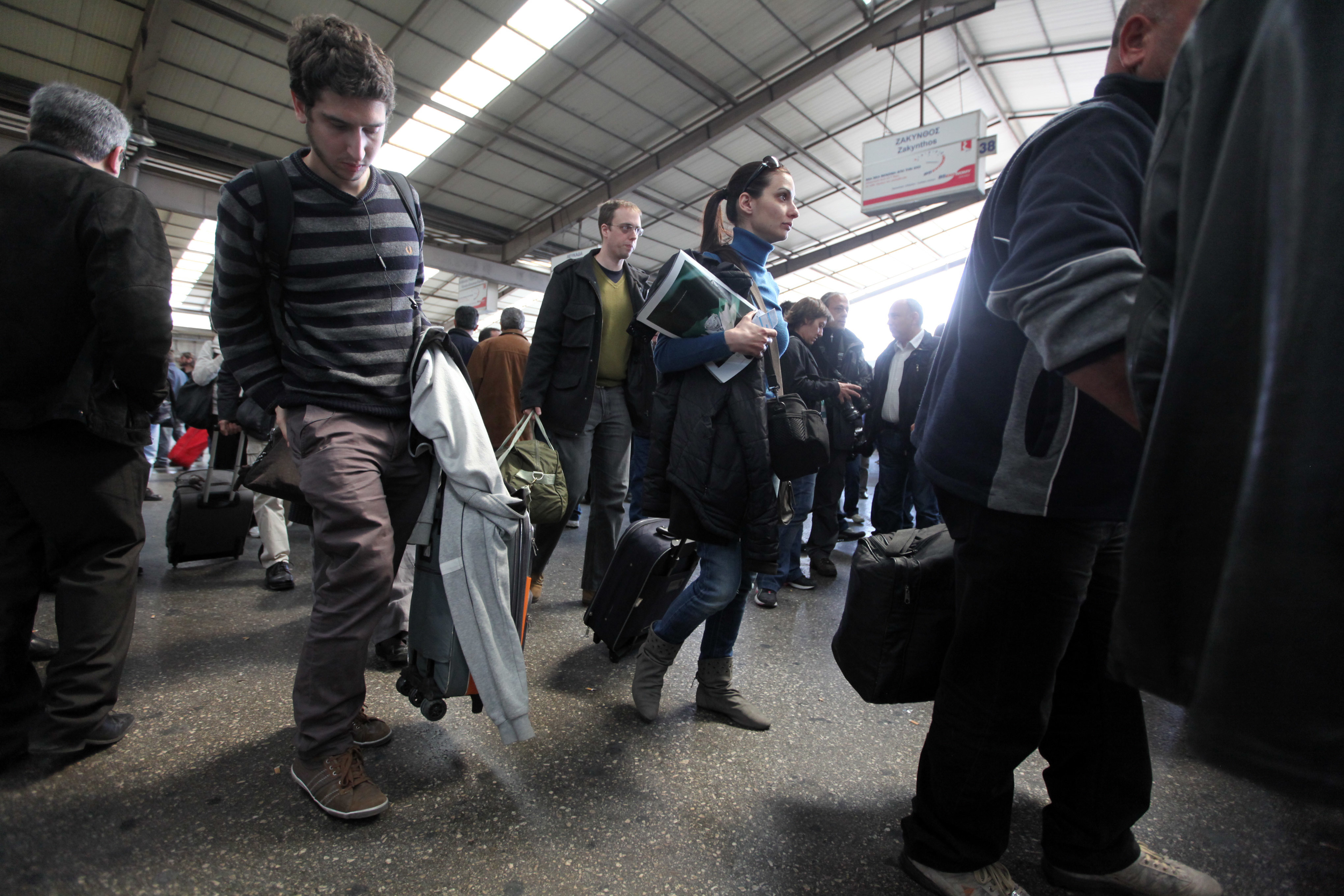 Υπ.Απασχόλησης: Δεν μειώνονται αυτόματα από σήμερα οι μισθοί – Τι γίνεται με τις κλαδικές συμβάσεις