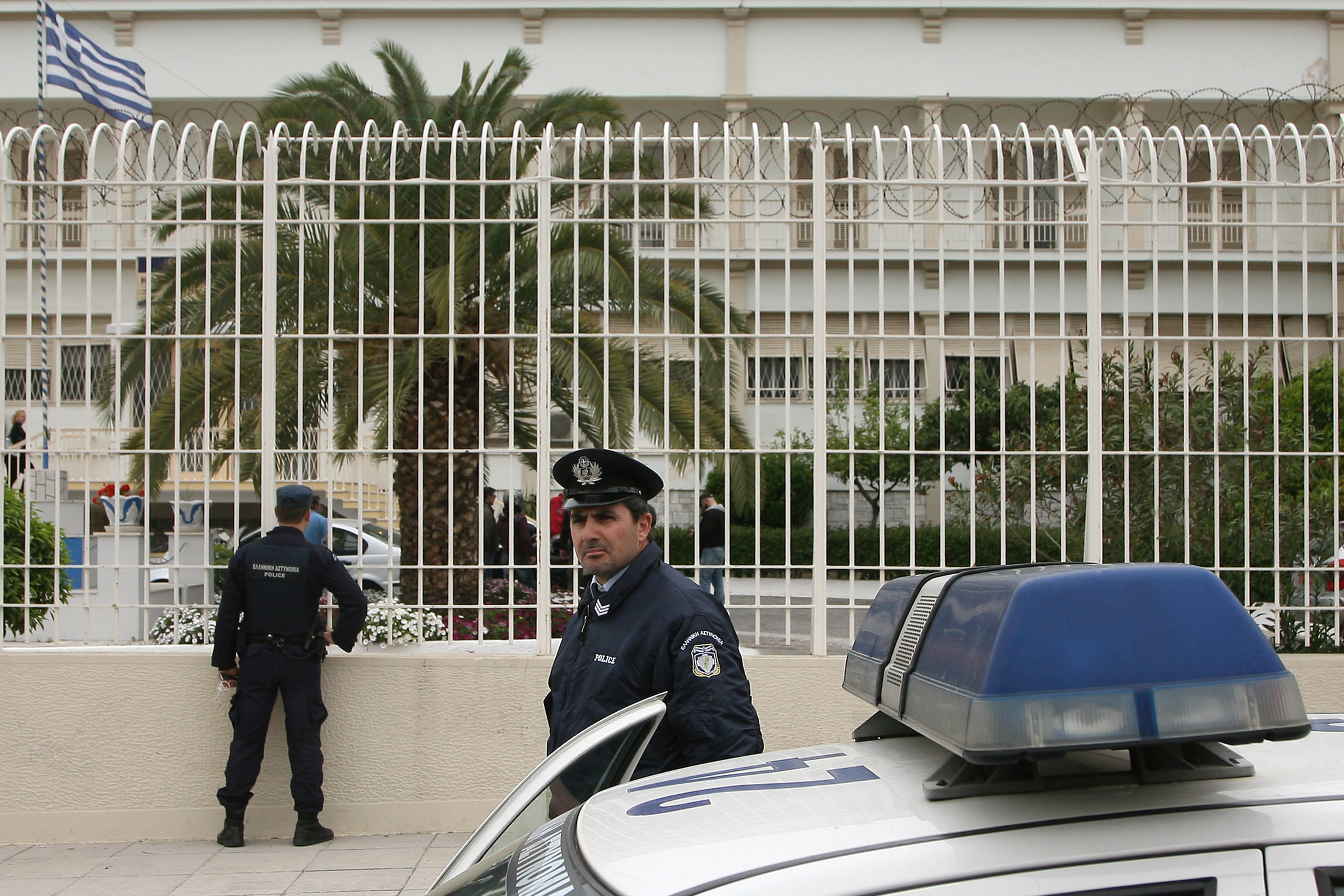 Μεγάλες καταστροφές από την εξέγερση στις φυλακές Κορυδαλλού – Μαχαίρωσαν σωφρονιστικό υπάλληλο