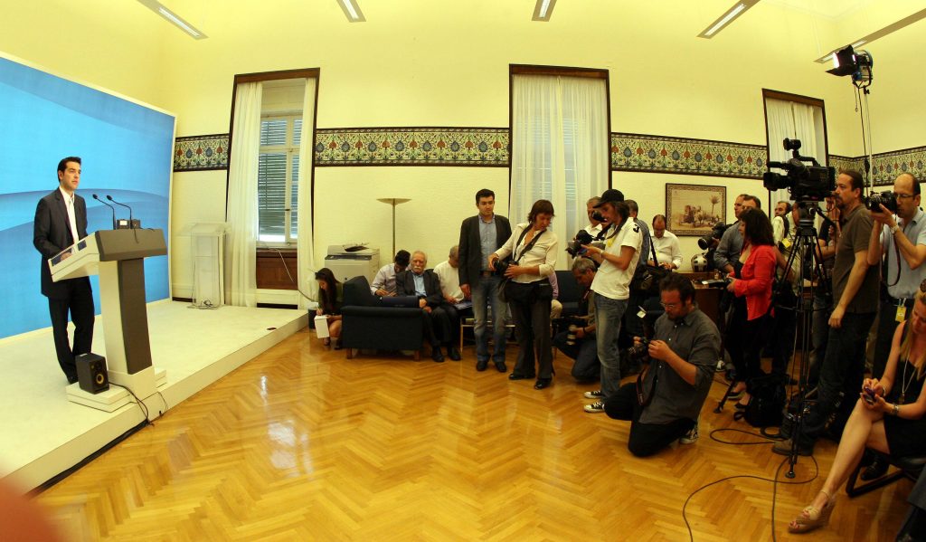 Οι προσχηματικά τίμιες συζητήσεις στη σκιά της νέας προεκλογικής τέντας