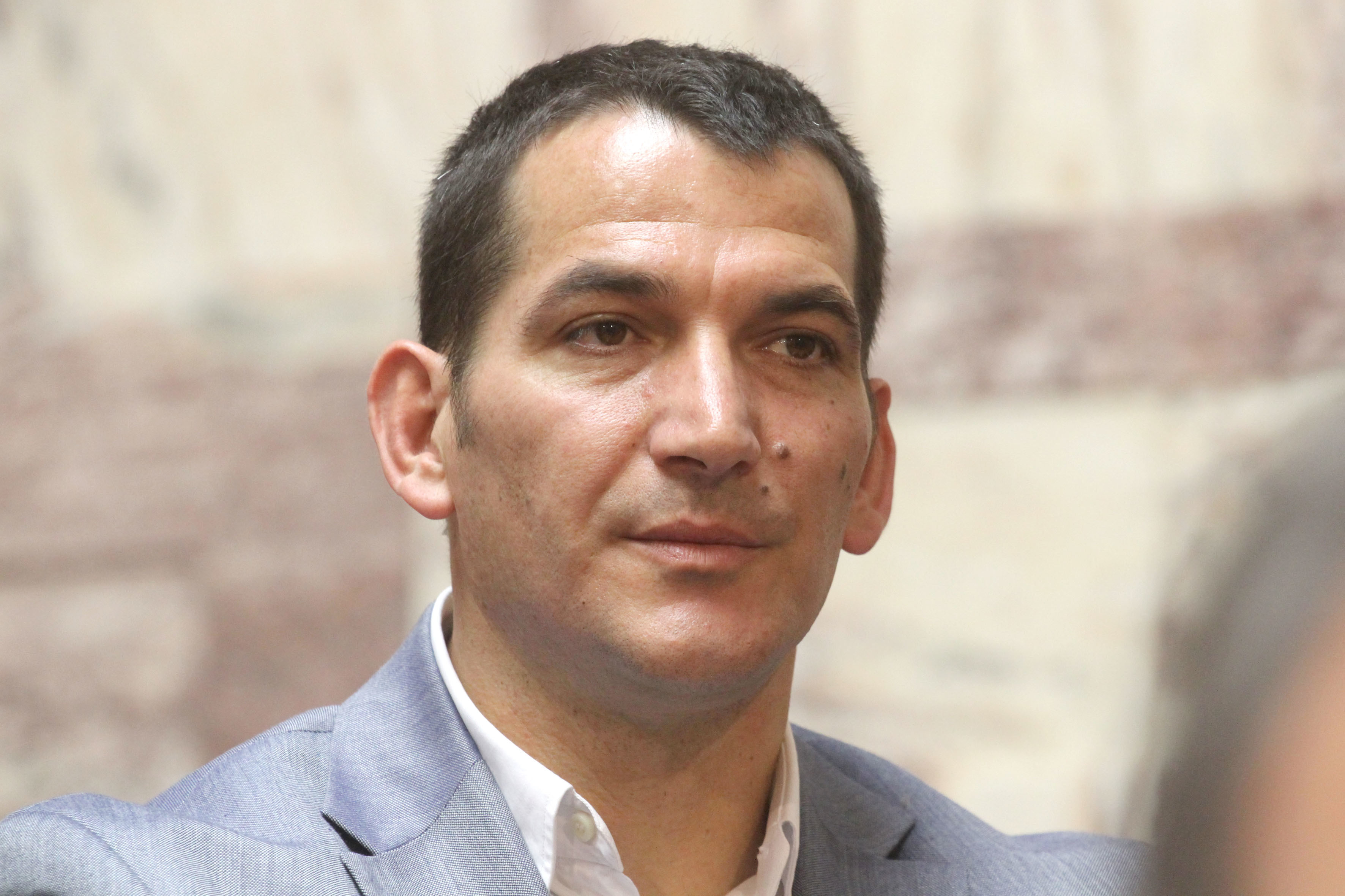 Ο Πύρρος φεύγει η Άννα έρχεται