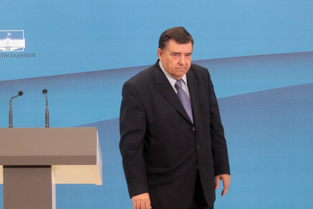 Αδιαθεσία Καρατζαφέρη στον αέρα