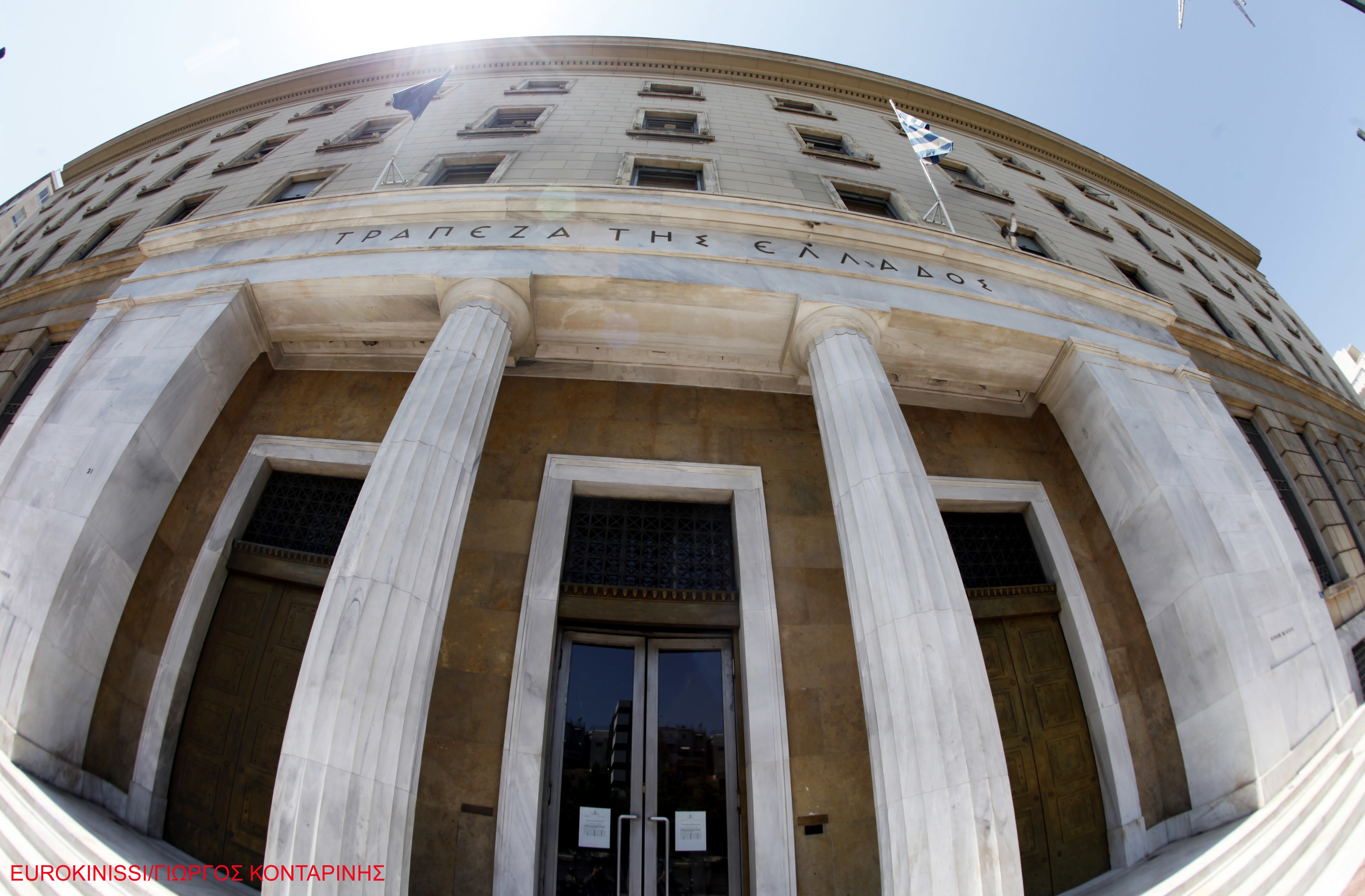 REUTERS: Δεν φεύγουν πλεον οι καταθέσεις από τις τράπεζες