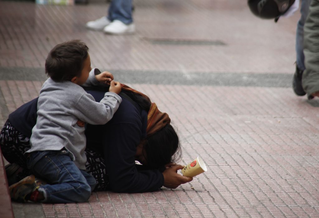 8χρονο παιδάκι λιποθύμησε από την πείνα! – Μάνα έκλεβε για το γάλα των παιδιών της!