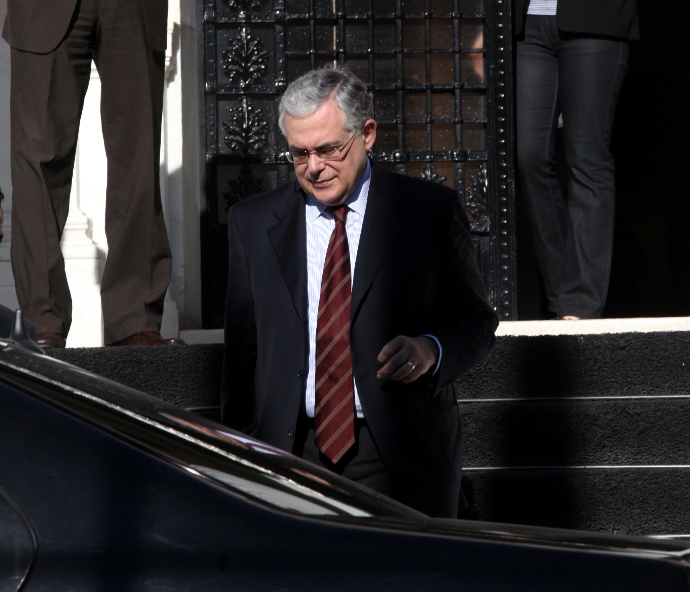 REUTERS: Ο Λ.Παπαδήμος ζήτησε από τον Μπαρόζο να απειλήσει με έξοδο της Ελλάδας από το ευρώ! – Διαψεύδει ο πρώην πρωθυπουργός