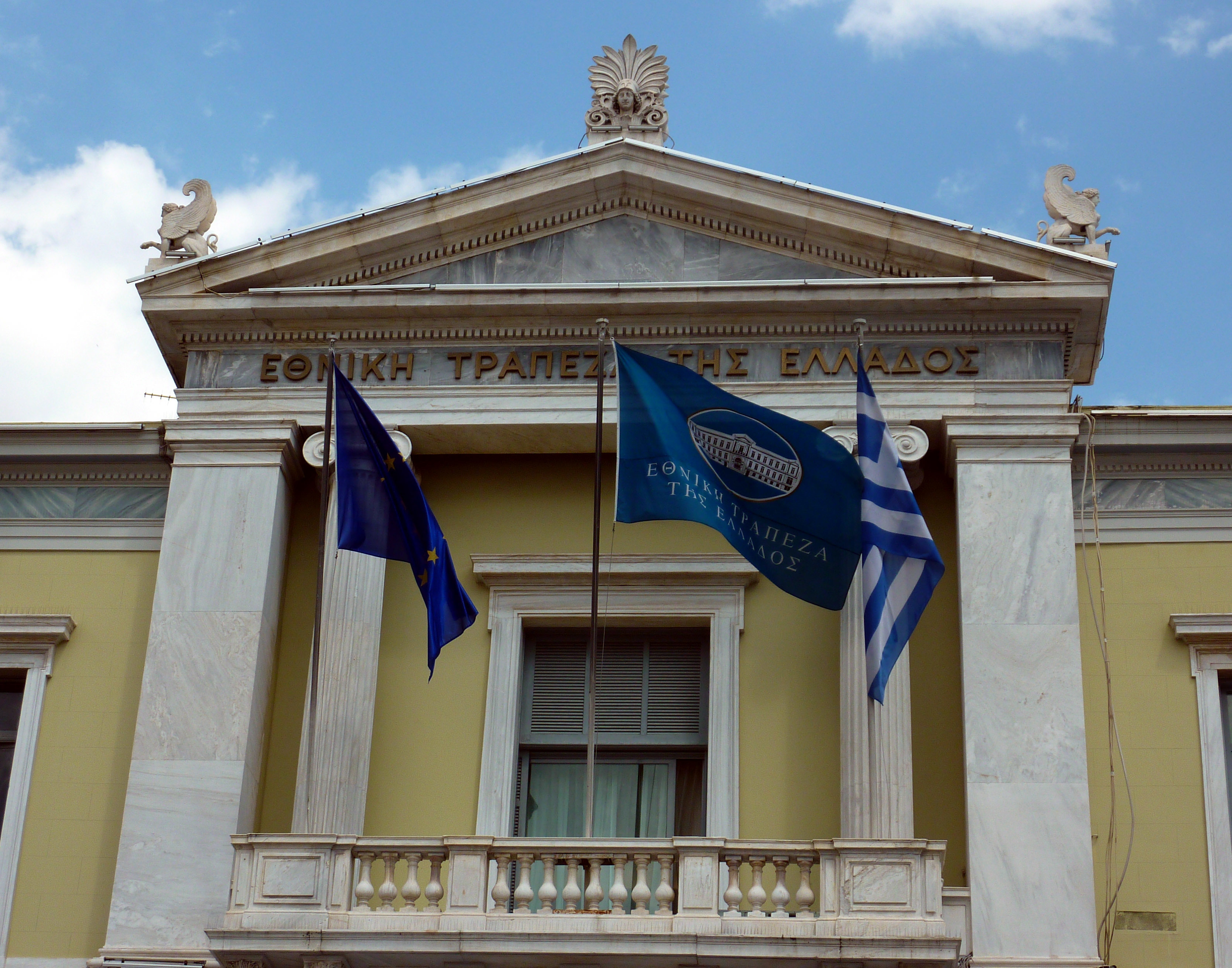 Μειώνει τα επιτόκια σε 710.000 δάνεια η Εθνική