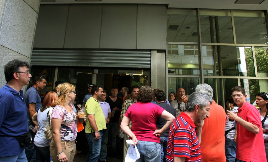 115.000 έλληνες έχασαν μέσα σε 3,5 μήνες το 23% των εισοδημάτων τους