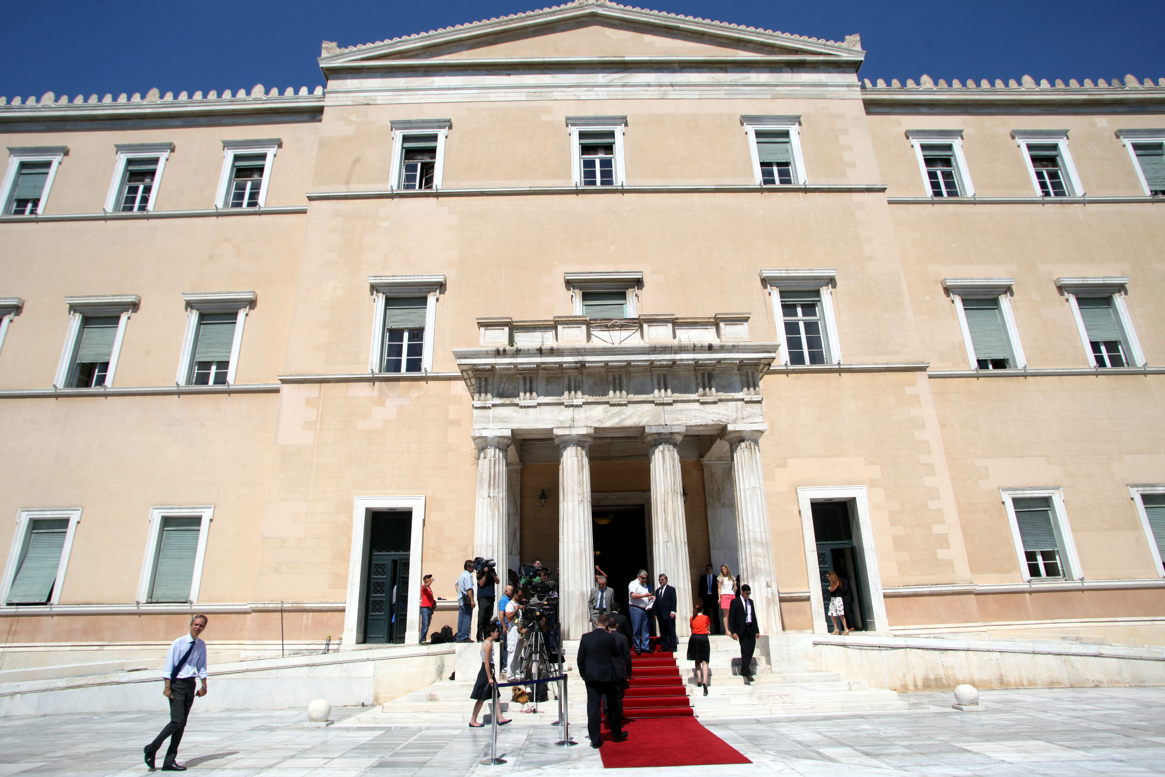 “Συνελήφθησαν” οι πρώτοι 2 οπλισμένοι βουλευτές της Χρυσής Αυγής