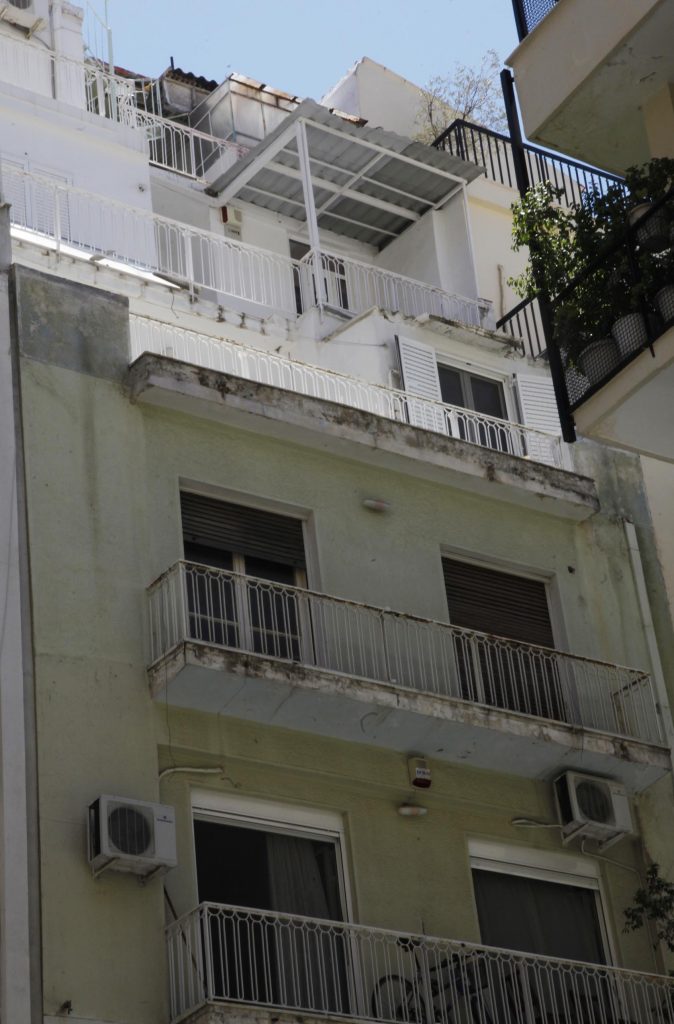 Αιμόφυρτη γυναίκα προσπαθούσε να ξεφύγει από τον σύντροφό της ο οποίος έπεσε από τον 5ο για να την προλάβει!