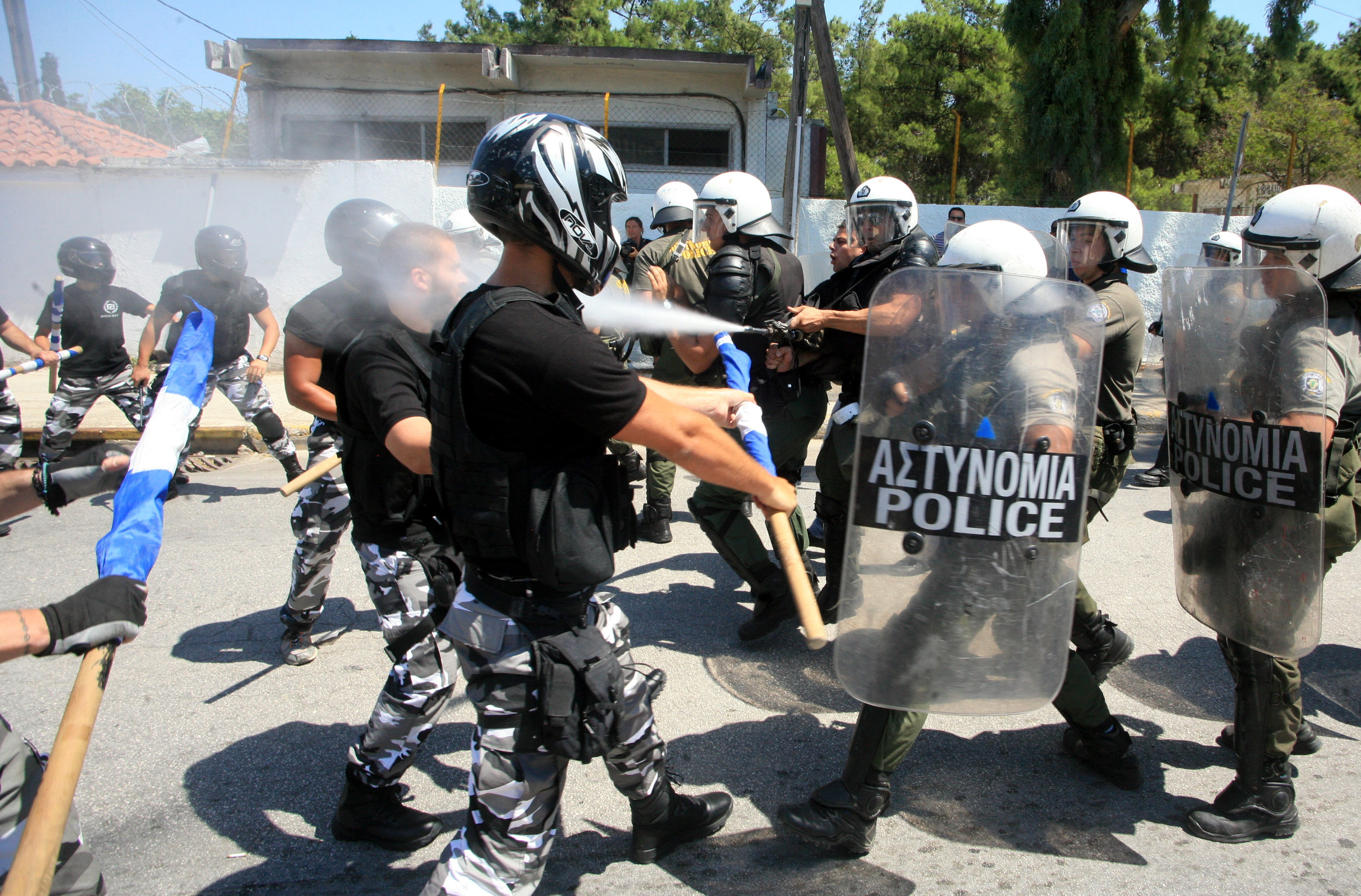 “Έσπασε” η πολιορκία του στρατοπέδου στην Κόρινθο – Εγκαταστάθηκαν περίπου 300 μετανάστες