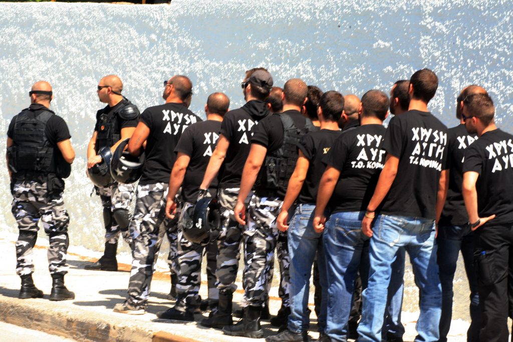 “Πραγματικοί φασίστες με πραγματικά μαύρα πουκάμισα κουνούν σβάστικες και δολοφονούν εθνικές μειονότητες στην Αθήνα”