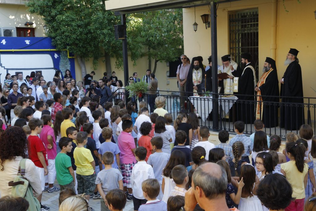 5 αγιασμοί για τον υπουργό Παιδείας!