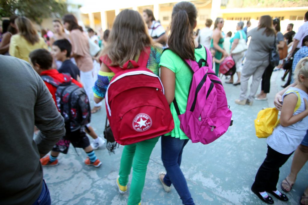 Η αβάσταχτη σχολική τσάντα… θέμα στη Βουλή