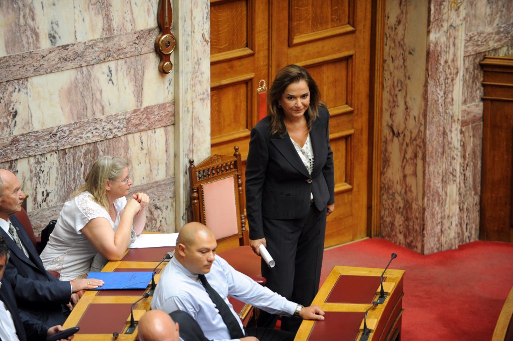 Άρση της ασυλίας της Ντόρας από την Βουλή – Όχι του Παπαδημούλη