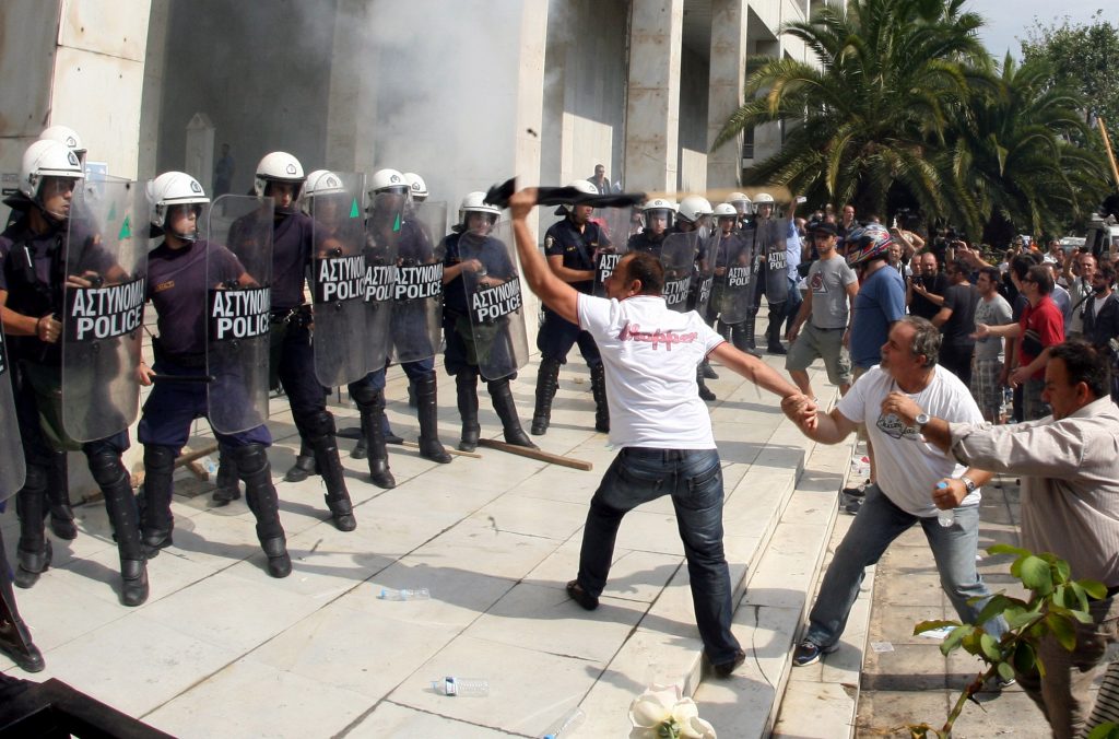 Μετά το Πεντάγωνο.. η ΓΑΔΑ – Τεταμένη η ατμόσφαιρα – Κλειστή η Αλεξάνδρας – Οι συγκεντρωμένοι προσπάθησαν να εισβάλλουν στο κτίριο